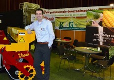 Pieter-Teunis Hoogland van Vredo bij een Vredo doorzaaimachine