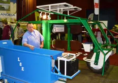Wink Ens van Landbouwservice Ens bij de compostrooier, gespecialiseerd voor gebruik in kassen