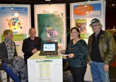 In het midden Willem van Laarhoven en Marjolein Feiken van Valacon-Dairy. Zij staan voor het verlengen van de levensduur van melkvee