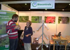 Wilma Windhorst van Biocontrole met een bezoeker in gesprek