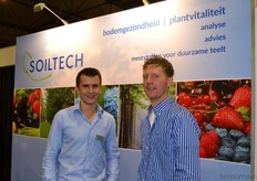 Ook standhouder van het Bemestingplein: Soiltech. Op de foto Martijn van Vijfeijken met een klant