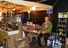 Anton van der Heiden van Handelsonderneming H.P. van der Heiden. Hij verkocht vele decoratie artikelen in alle soorten en maten