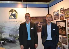 Simon Lieftink en Marco Visscher van ID Agro. Achter hen een koeientuin in aanbouw. Zij adviseren, ontwerpen en bouwen innovatieve stallen