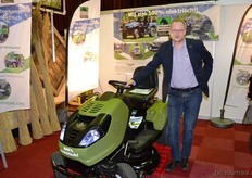 Theo de Jong bij een FM-70 zitmaaier, 100% elecktrisch, een greep uit het assortiment van Frisian Motors