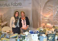 Karin Starink en Petra van Leeuwen bij de zeep- en lichamelijke verzorgingsproducten van Savon de Provence