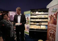Wolter Prins laat een bezoeker proeven van de biologische kazen van World Wide Cheese.
