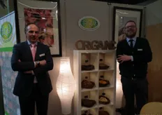 "Hugo Mooren en Stephan Compagner van High Quality Organics BV. HQO is sinds 1 november 2013 gevestigd in Weesp met een verkoopkantoor voor Europa. "We importeren en exporteren kruiden, specerijen, thee, granen. zaden en suiker", aldus Hugo."