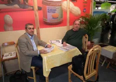 Jan Schrijver (rechts) van bio-textielhandel Bo Weevil in gesprek met de manager van het Turkse kantoor van Bo Weevil.