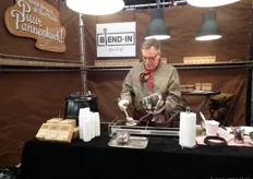 Henk Buis in de stand van Blend-in B.V. Hij bakte de hele dag door biologische pannenkoeken.