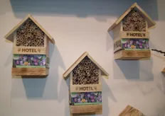 "Zij presenteerde op de beurs deze bijenhotels. "Het is enorm belangrijk om de bijen te bewaren. Daaraan kan men met deze bijenhotels bijdragen."