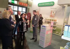 Staatssecretaris Sharon Dijksma bracht woensdag een bezoek aan de BioFach. Ze maakte een rondgang langs een groep Nederlandse bedrijven. Op deze foto bezoekt ze de stand van Joannusmolen.