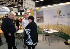 Staatssecretaris Dijksma in gesprek met Aalt van de Kraats van Green Food International BV (links).