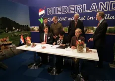 Daar ondertekende ze een contract voor Nederland als Land van het Jaar tijdens de BioFach 2015.