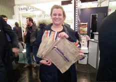 Charlotte Mauritz van Phaff Export Marketing deelde deze tassen van Pure Jute uit aan alle mensen die meegingen met de dagvlucht.