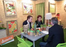 Astrid Rog van Bio Center Zann in gesprek. Sinds kort zijn er weer biologische komkommers uit eigen land verkrijgbaar bij de biologische AGF-importeur en -exporteur.