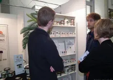 Roy Jongens (rechts) van Frenchtop B.V. vertelt bezoekers meer over de werking van de producten Royal Green.