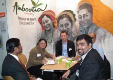Paula Koelemij en Milo van Velzen (midden) van Simon Lévelt op bezoek bij het Indische bedrijf Ambootia Tea Exports.