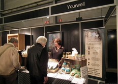 "Marty van der Krogt stond met de biologische zeewierproducten van Your Well op de beurs. "Veel mensen hebben wel gehoord van producten met zeewier, maar weten niet precies wat er mee kan worden gedaan. Daarom probeer ik hier de verschillende mogelijkheden toe te lichten."