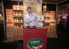 Elger Wiersma schenkt wat biologische sap in bij Schulp Vruchtensappen.