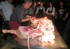 Slager Verburd ging aan de slag met een half bont Bentheimer varken. Hij demonstreerde hoe je de verschillende delen moet uitsnijden. Deze delen werden vervolgens door de koks klaargemaakt om te laten proeven.