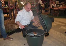 Sander de Jonge, kok van 't Hof Welgelegen maakt wat stukken versgesneden varkensvlees klaar op de barbecue.