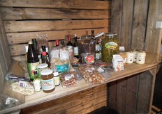 Op deze foto onder meer de producten van provinciegenoot Tons Mosterd en Heerlijkheden.