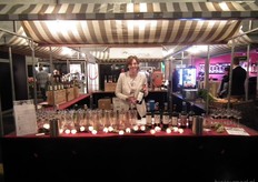 "Eveline Scheren wil zich met Biowijnclub meer op de horeca gaan richten. Daarom mocht zij niet ontbreken op de Horecabeurs. "De horecaondernemers staan steeds meer open voor biologische wijnen", aldus Eveline."