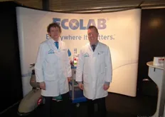 André Matthijssen en Ben Ghewij van Ecolab. Zij leveren onder meer producten aan melkveehouders.
