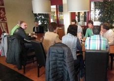 De eerste kennismaking van de deelnemers, variërend van biologische ondernemers tot geïnteresseerden in omschakeling/overname en mensen die een bio-bedrijf op willen gaan zetten.