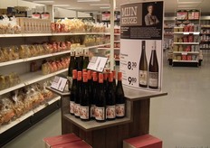 Dit is een voorbeeld van de nieuwe stijl. Hierin zal meer aandacht komen voor de achtergrond van de producten. Op deze poster geeft de verantwoordelijke voor het wijnassortiment toelichting op haar keuze.