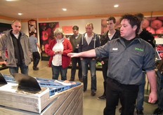 Jamie Adelmeijer van Smeding Groente en Fruit geeft wat toelichting over het bio-aanbod.