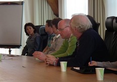 "Bio-ondernemer Jan van den Broek (rechts) waarschuwde Sligro na de presentatie van Tom voor het feit dat veel consumenten denk dat streekproducten biologisch zijn. "Producenten liften daar op mee. Door het duurzame imago van streekproducten zijn zij succesvol in verwarring scheppen."