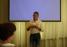 "Kees van Zelderen, voorzitter van de vakgroep Biologisch Land- en tuinbouw van de ZLTO, heette de groep welkom in de zaal waar de rest van het programma plaats zou vinden. "Wat een leuke opkomst. Er is echt van alles wat", zei hij over de veelzijdigheid van de groep."