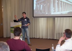 "Hij vertelde onder meer dat het bij 't Schop draait om sociale duurzaamheid. "Dit doen we door een multifunctioneel bedrijf te zijn dat veel rechtstreeks contact zoekt met de consumenten." De achtergrondfoto ondersteunde deze opmerking: "Door verschillende pilaren onder ons bedrijf te hebben, zal ons bedrijf minder snel in elkaar zakken."