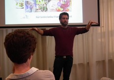 "Joris vertelde onder andere dat hij met de YFM probeert om gangbaar en biologisch dichter bij elkaar te brengen. "Beide productiewijzen hebben goede punten."