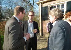 Links Martin de Graaf (KCB) en in het midden Jaap de Vries, ex-directeur van Skal.