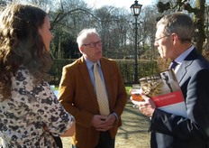 Mariken de Bruijn, communicatiemedewerker Skal, met Adriaan Koppens (penningmeester Skal) in gesprek met Henk Schollaard, projectcoördinator ZBO's bij het ministerie van Economische Zaken.