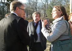 John van Ruiten (directeur NAK Tuinbouw) met Peet van Velzen (ministerie EZ) en Margreet van Brakel, sinds februari directeur van Skal Biocontrole.