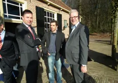 Links Marc Jansen van CBL, in het midden Biohuis-voorzitter Jan Jaap Jantjes en rechts Henk Gerbers, voorzitter van Stichting Merkartikel Bio+.