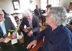 René Heusschen (midden) van Stichting EKO-keurmerk en rechts Jurrien Roossien van DO IT.