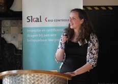 Mariken de Bruijn heet de aanwezigen welkom in de Zwolse herberg in het Openluchtmuseum.