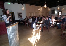 De historische setting past volgen haar eigenlijk niet past bij een bijeenkomst voor twee zo toekomstgerichte mensen. Wel past het heel goed bij Skal, aangezien de echte herberg op een steenworp afstand van het kantoor van Skal ligt.