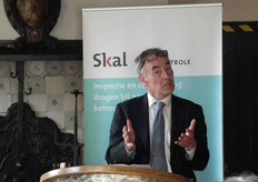 Rob nam daarna het woord. Hij gaf aan dat Suzanne door haar manier van werken de hamer niet eens nodig heeft gehad. Nu de positie van ZBO's ter discussie gaat, hoopt Rob zijn kennis en ervaring in te kunnen zetten voor het behoud van de ZBO Skal als goede en effectief opererende inspectie- en certificeringsorganisatie.