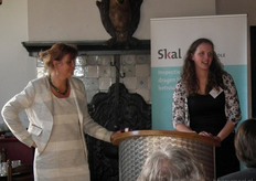 "Mariken had nog een presentje voor Suzanne namens Skal. Mariken: "Bedankt voor je tomeloze energie en je kordate resultaatgerichte optreden gedurende de afgelopen jaren."