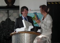 Suzanne kreeg een 'biologische' koe cadeau van het ministerie.