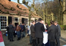 Napraten tijdens de borrel.