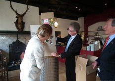 NAK Tuinbouw gaf Suzanne een appelboom voor in haar eigen achtertuin cadeau.