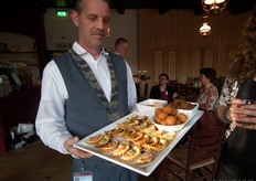 Allerlei biologische en vegetarische hapjes bij de borrel.