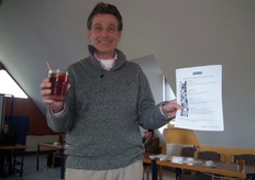 Tony-Wim van Eijden, oprichter van 2Food, toont de cocktail-recepten.