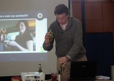 "Na afloop van zijn presentatie liet Tony-Wim de toehoorders nog proeven van de nieuwe Bionade-variant 'Boomgaard', de smaak hiervan is afkomstig van vruchten van wilde fruitbomen. "Deze is sinds 1 week onder andere bij EkoPlaza verkrijgbaar", aldus Tony-Wim."